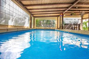 ein großer Pool mit blauem Wasser in der Unterkunft SOL Suite In The Village in Shomera