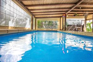 uma grande piscina com água azul em SOL Suite In The Village em Shomera