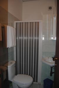 un bagno con un water e un lavandino di B&B Casa Paolo a Fiumefreddo di Sicilia