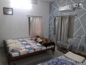 Letto o letti in una camera di Sudha Kutir Puri