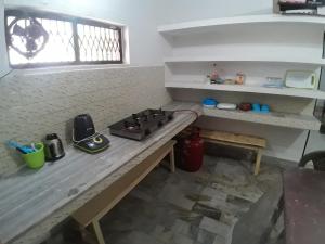 Köök või kööginurk majutusasutuses Sudha Kutir Puri