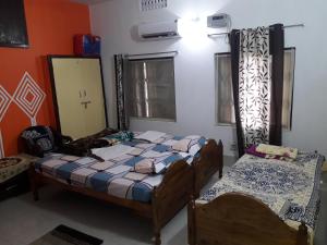 Letto o letti in una camera di Sudha Kutir Puri