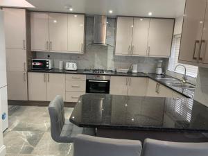 A cozinha ou kitchenette de Beautiful All room En-suite 4 bedrooms house , Free parking, WiFi, Corporate, Contractors, Family relocation, CONTACT US FOR LONG TERM RATE