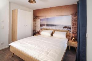 a bedroom with a bed with a view of the ocean at Designpension Idyll Nr 3 - Hotel Garni - Sennhütte 1 in Wernigerode