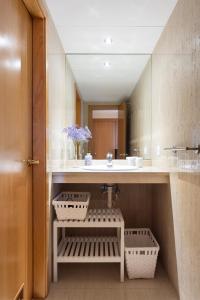 y baño con lavabo y espejo. en Home2Book El Encanto De la Torre I, en Santa Cruz de Tenerife