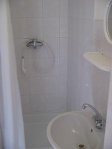 y baño con ducha y lavamanos. en Dom pod Czarnym Bocianem, en Tykocin