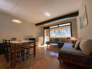 sala de estar con mesa y comedor en Precioso Apartamento en La Molina en La Molina Alp