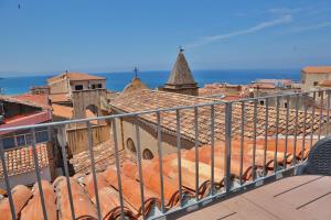 desde un balcón con vistas a los tejados de la ciudad en Terrazza Vittorio (by Vacation Service), en Cefalú