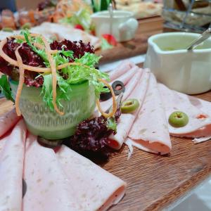 um prato de alimentos com carne e legumes sobre uma mesa em Holiday Inn Chongqing Guanyinqiao, an IHG Hotel em Chongqing