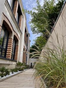 um edifício com uma passagem ao lado de um edifício em Maison d'hotes L'atelier du Charmois em Vandoeuvre-lès-Nancy