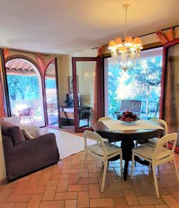 un soggiorno con tavolo, sedie e divano di Residence Solalto a San Vincenzo