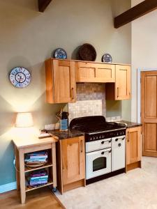 Kuchyň nebo kuchyňský kout v ubytování Red Deer Cottage near Connemara National Park in Letterfrack
