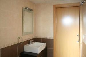 カステリョン・デ・ラ・プラナにあるLas Minvas Castellonのバスルーム(白い洗面台、鏡付)