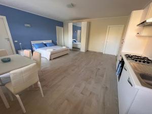 una grande camera con un letto e una cucina con tavolo di Casa Cost a Vetralla