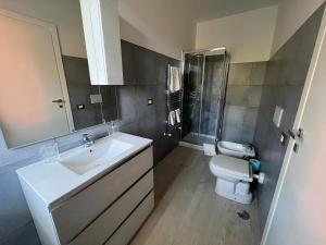 un bagno con un lavandino bianco e un water di Casa Cost a Vetralla