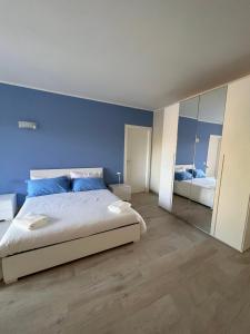 una camera da letto con un letto grande e uno specchio di Casa Cost a Vetralla