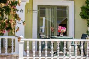 una mesa en un balcón con un jarrón de flores en Anadolu Hotels Didim Club - Ultra All Inclusive ex Palmwings en Didim