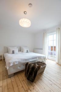 Postel nebo postele na pokoji v ubytování Forest Chalet, 15 min to salzburg olt town, and most beautiful lakes, secluded location, 1,000 sqm garden, mountainview, panorama sauna, bath whirlpool, BBQ&bikes&sunbeds for free, up to 10 p