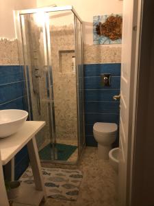 ein Bad mit einer Dusche, einem WC und einem Waschbecken in der Unterkunft Luxury & charme fronte mare sardinia house 1 in Carloforte