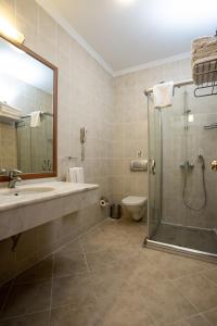 ein Bad mit einer Dusche, einem Waschbecken und einem WC in der Unterkunft Anadolu Hotels Didim Club - Ultra All Inclusive ex Palmwings in Didim