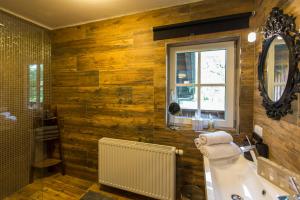 Koupelna v ubytování Forest Chalet, 15 min to salzburg olt town, and most beautiful lakes, secluded location, 1,000 sqm garden, mountainview, panorama sauna, bath whirlpool, BBQ&bikes&sunbeds for free, up to 10 p + 37 fotografií