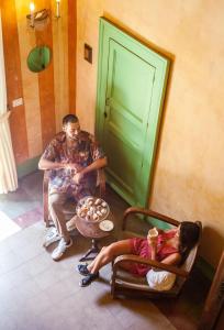 a man and a woman sitting in a room at Casa D'aria in Catania