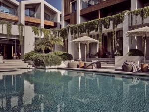 a swimming pool in front of a building at Contessina Hotel in Tsilivi