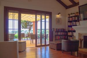 salon z drzwiami otwieranymi do jadalni w obiekcie Colina del Paraiso w mieście Estepona
