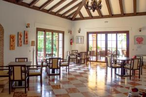 jadalnia ze stołami, krzesłami i oknami w obiekcie Colina del Paraiso w mieście Estepona