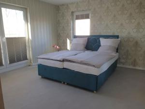 A bed or beds in a room at Ostsee-Luxus-Ferienwohnung Sanitz