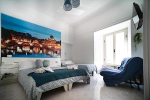 una camera con un grande letto e una sedia blu di Merulana Star a Roma