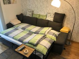 Tempat tidur dalam kamar di Gemütliche Wohnung im Westerwald, mit einer großen Terrasse!!