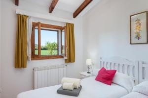 een slaapkamer met twee bedden en een raam bij Sunset Finca Can Gosp in Alcudia +37 foto's