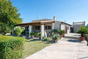 een huis met planten ervoor bij Sunset Finca Can Gosp in Alcudia