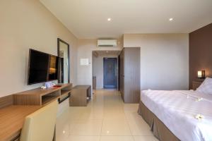 Letto o letti in una camera di Mambruk Hotel & Convention