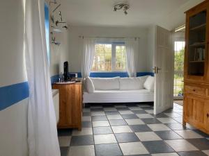 un soggiorno con divano bianco e finestra di Harbour View Cottage a Valentia Island