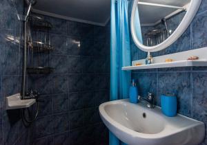 a blue bathroom with a sink and a mirror at Last Sirma Klima in Klima