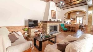Televízia a/alebo spoločenská miestnosť v ubytovaní Casa Rural Villa Lucrecia