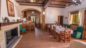 Ein Restaurant oder anderes Speiselokal in der Unterkunft Casa Rural Villa Lucrecia 