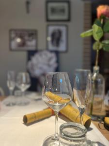 dos vasos de vino blanco sentados en una mesa en Il Felcino, en Fabro