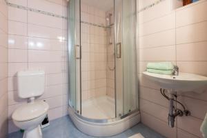 Kúpeľňa v ubytovaní Apartmani ELLEN + 24 fotografií