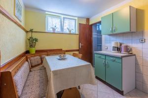 Kuchyňa alebo kuchynka v ubytovaní Apartmani ELLEN