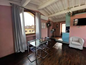 salon ze szklanym stołem i oknem w obiekcie Romantico nido nel cuore di Firenze we Florencji