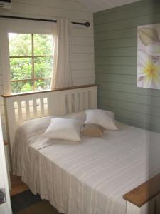 Un pat sau paturi într-o cameră la Le Jardin de Beau Vallon