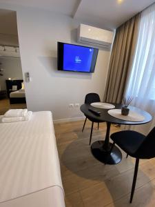TV a/nebo společenská místnost v ubytování Living Studio Apartments + 37 fotografií