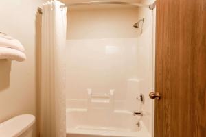 Ett badrum på Super 8 by Wyndham Watertown WI
