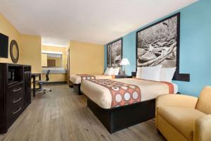 Tempat tidur dalam kamar di Super 8 by Wyndham Whites Creek/ Nashville NW Area