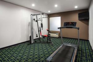 Fitness centrum a/nebo fitness zařízení v ubytování Travelodge by Wyndham Fort Wayne North