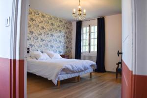 Ένα ή περισσότερα κρεβάτια σε δωμάτιο στο La Normande - Piscine chauffée