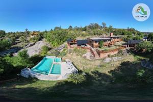 an aerial view of a house with a swimming pool at APART CABAÑAS LOS SAUCES in Tanti